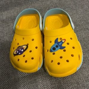 Toddler clogs with charms